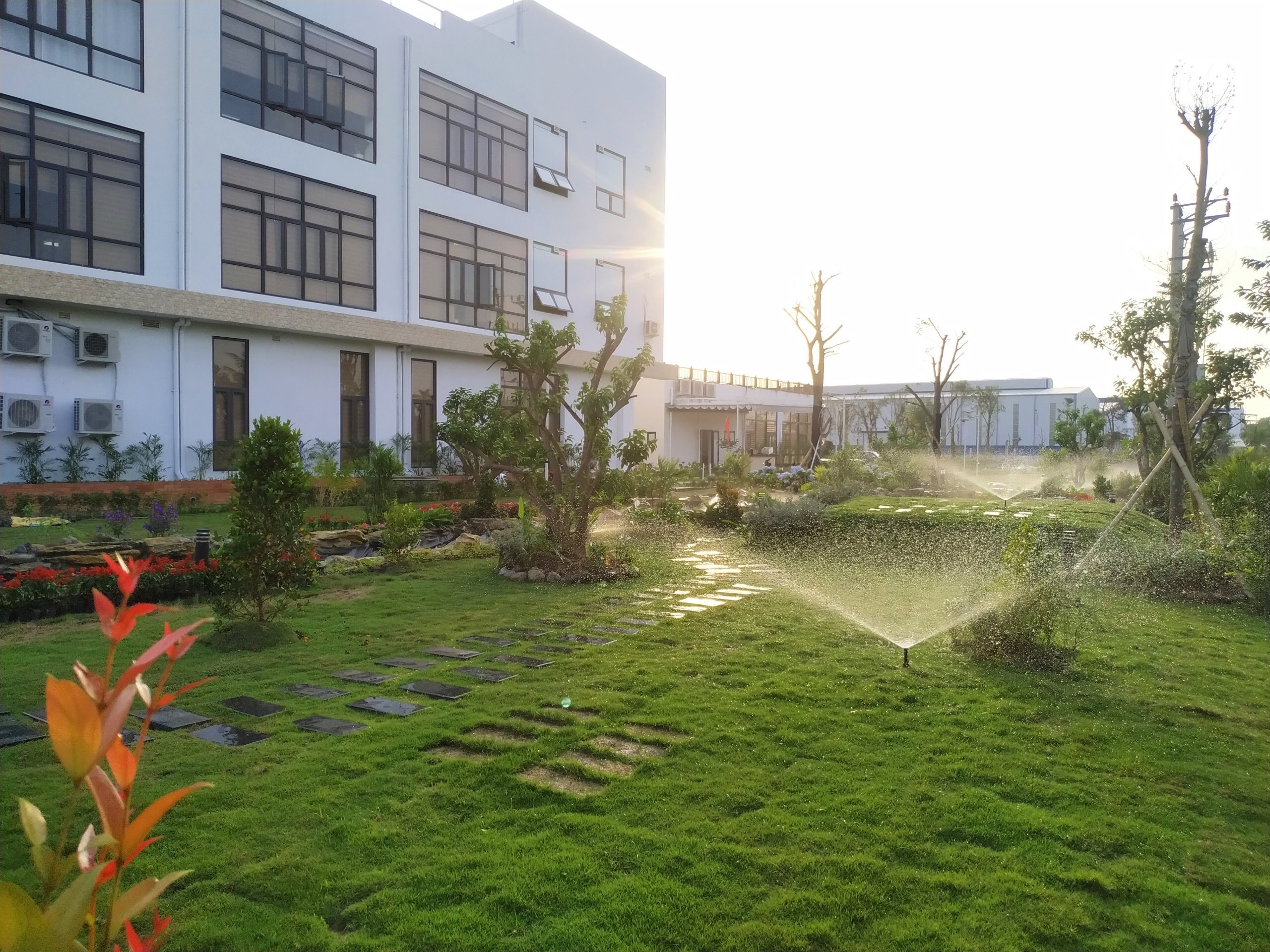 Một cảnh quan sân vườn chuẩn chỉnh không thể thiếu hệ thống tưới nước